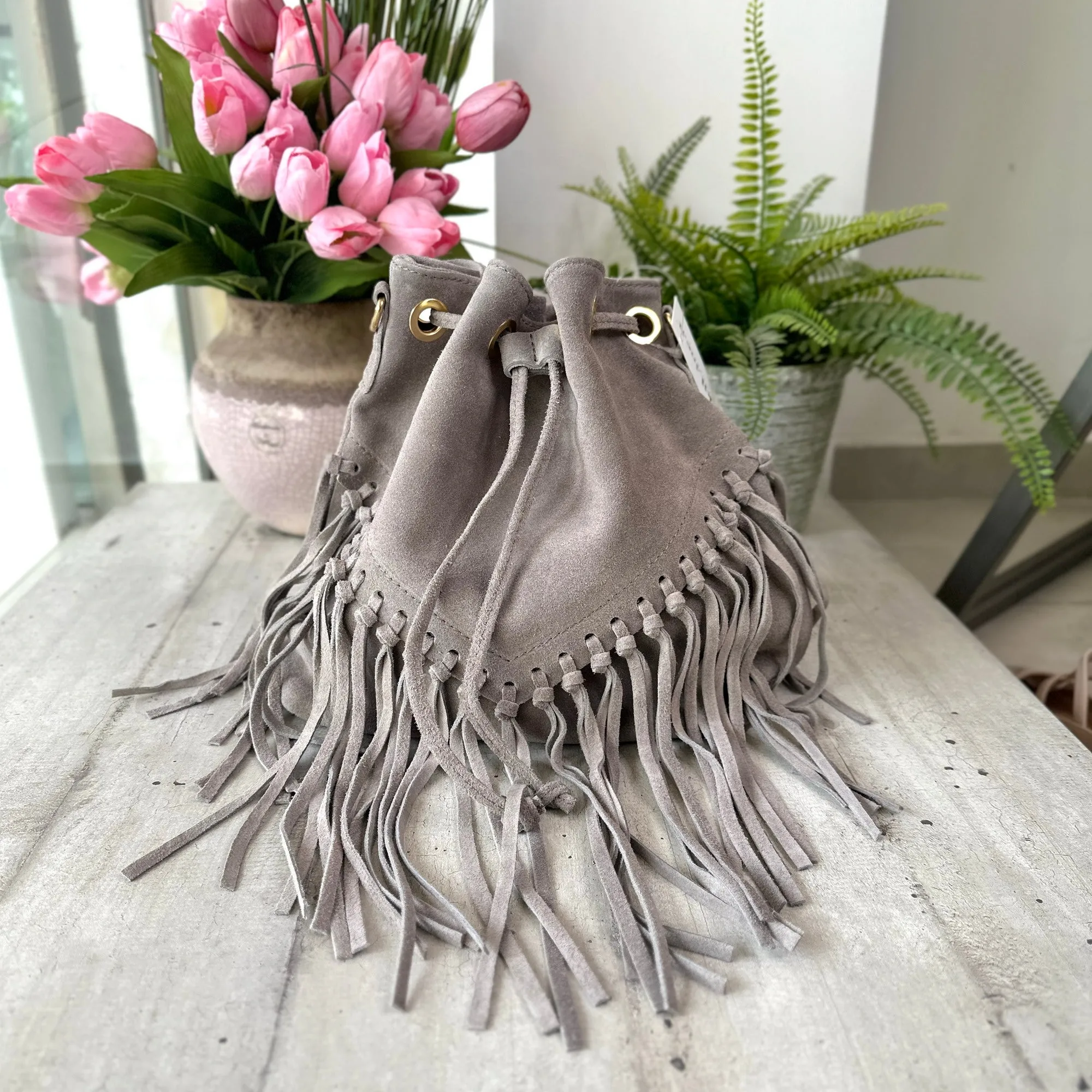 Borsa a Secchiello con Frange Grigio Perla in Pelle Scamosciata KIKKIBAGS EVA