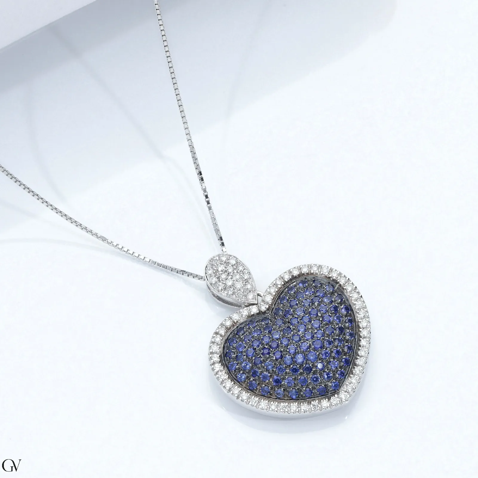 Collana in oro bianco 18k con pendente a cuore diamanti e zaffiri blu su punte brunite
