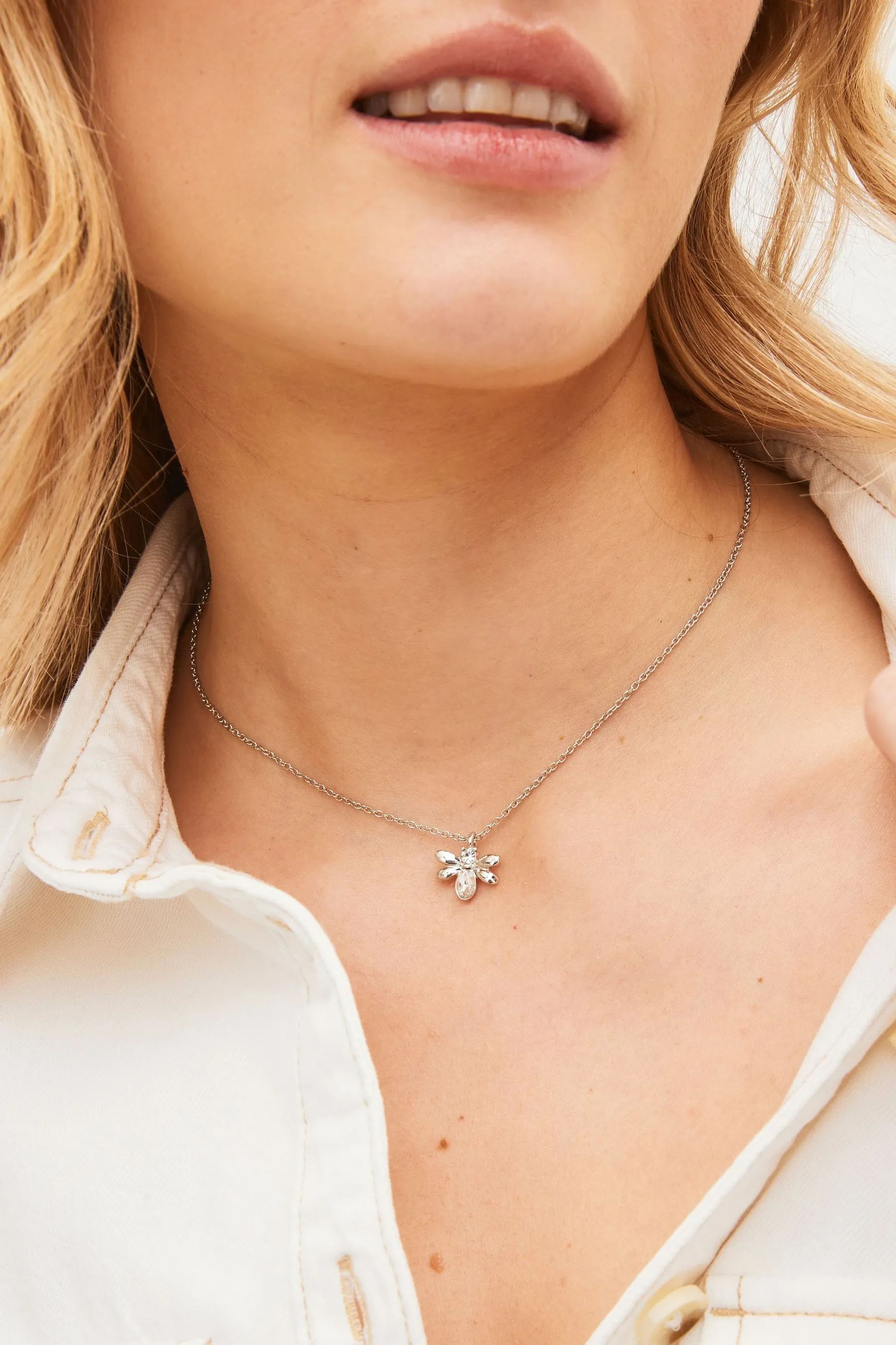 Colore argento  - Collana con ciondolo ape