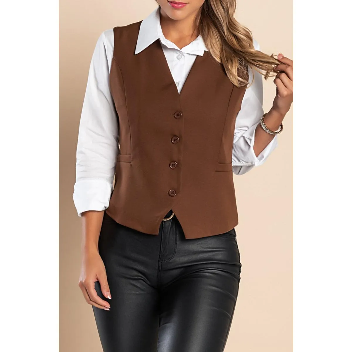 Gilet elegante con bottoni 8931, marrone