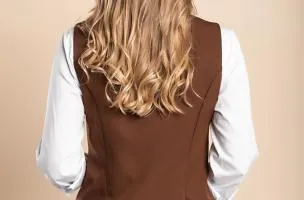 Gilet elegante con bottoni 8931, marrone