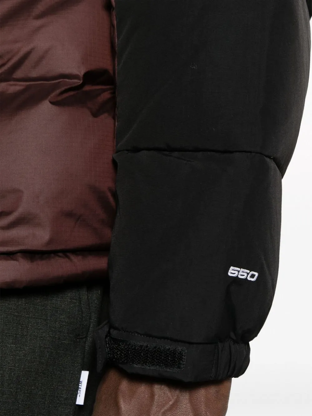 parka borgogna con dettagli neri