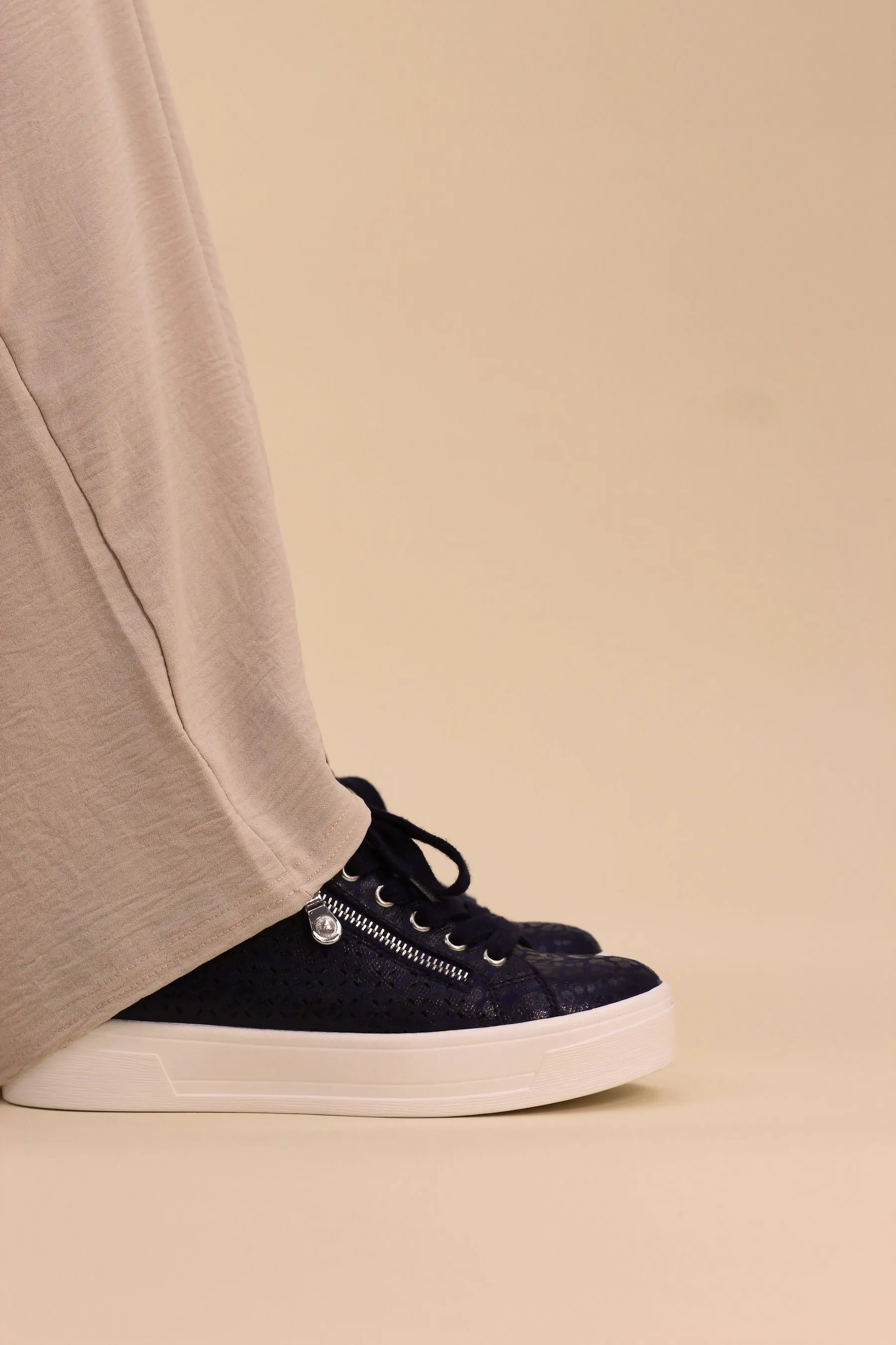 Scarpe da ginnastica con ciondolo lunare