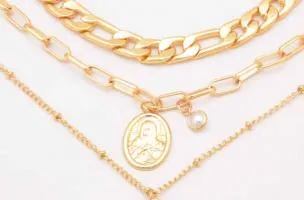 Set di tre collane con pendenti, ART581, colore oro