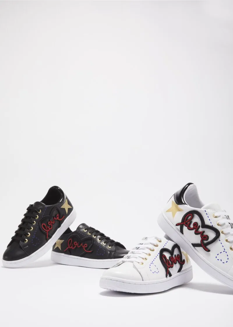 Sneakers con scritte ricamate