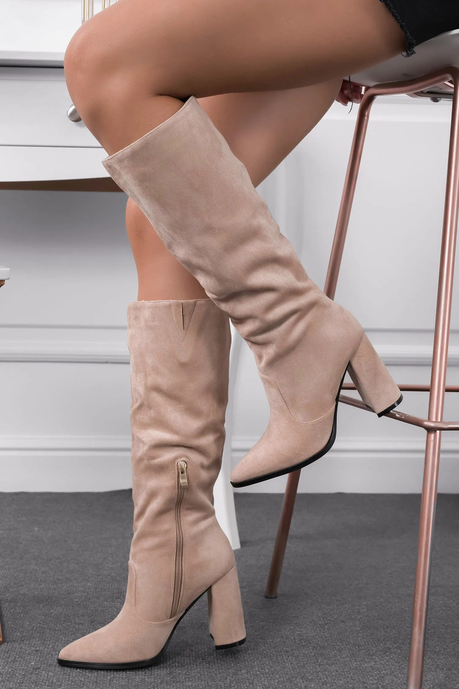 Stivali beige scamosciati con tacco