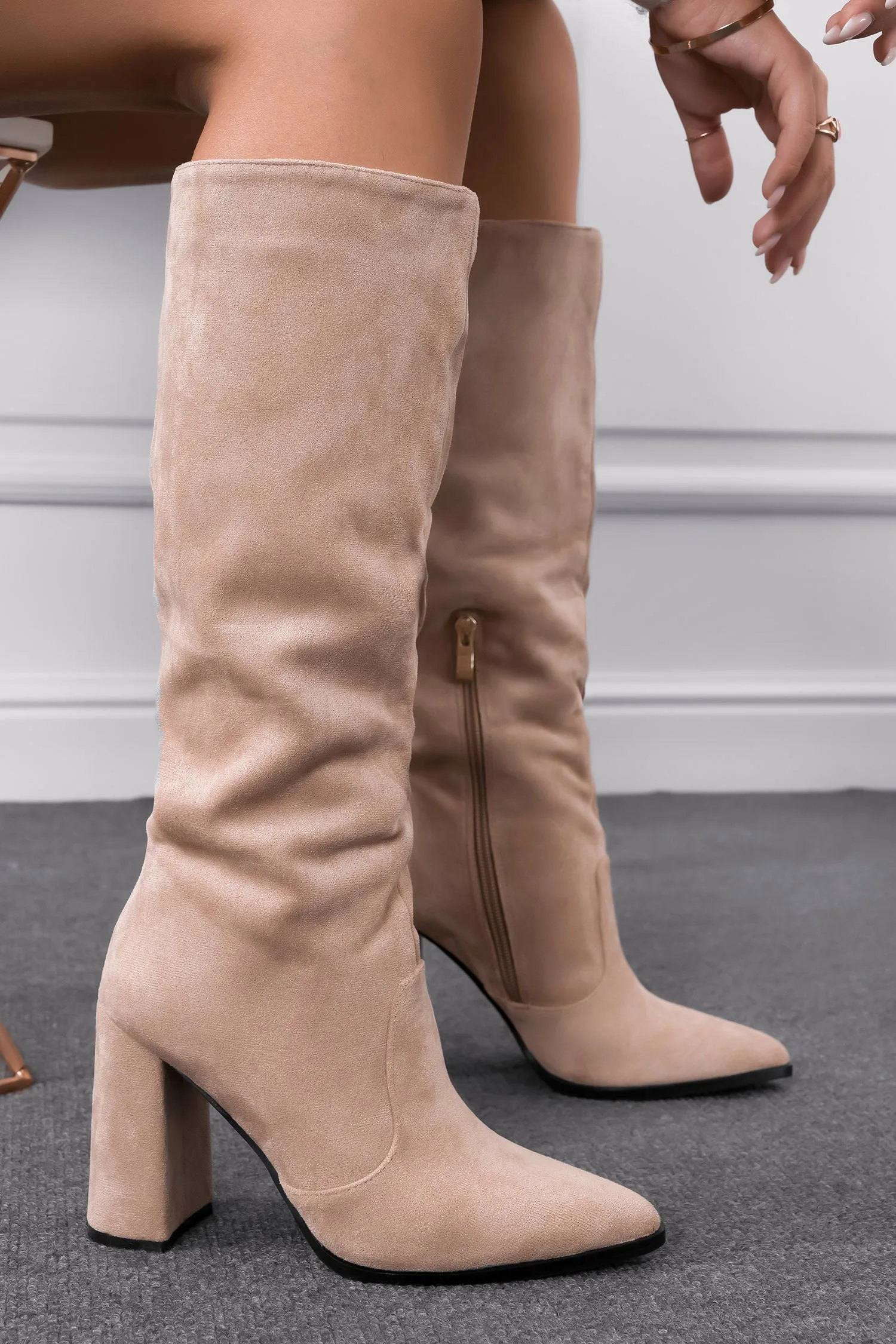 Stivali beige scamosciati con tacco