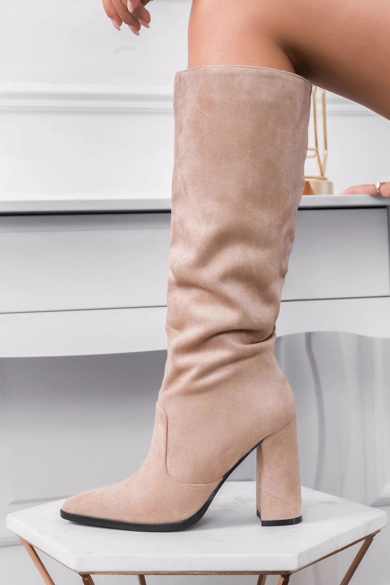 Stivali beige scamosciati con tacco
