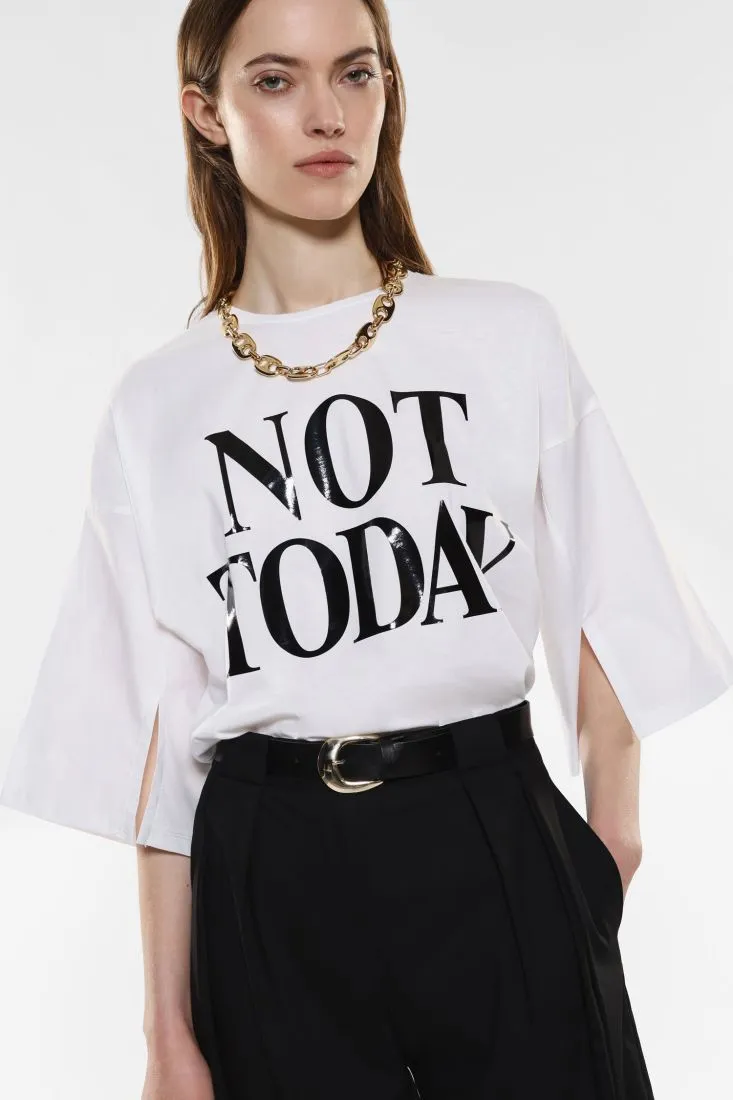 T-shirt fantasia stampata con collana a catena dorata