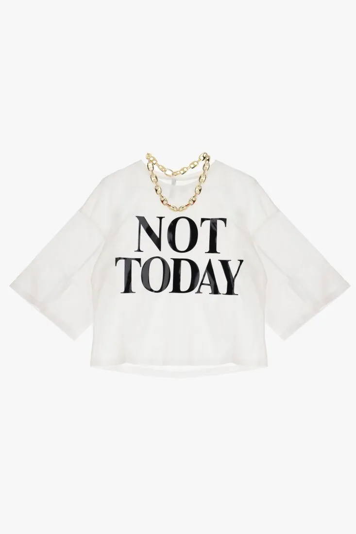 T-shirt fantasia stampata con collana a catena dorata